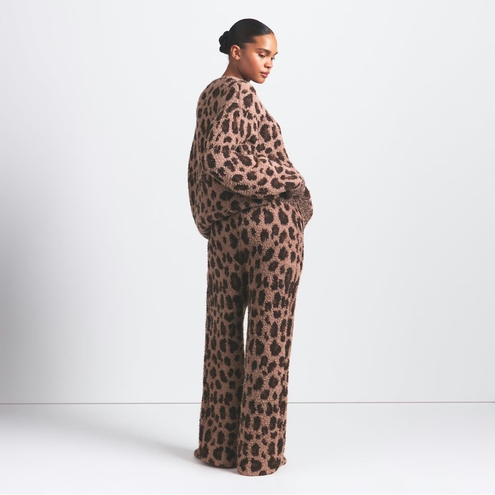 SKIMS Cozy Oversized Crewneck Pullover - Sienna Leopard Print - Picture 5 of 7